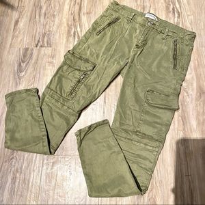 Super comfy and stretchy army green skinny cargo pants